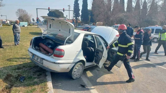 Kırmızı ışıkta bekleyen iki otomobile çarptı: 1 yaralı