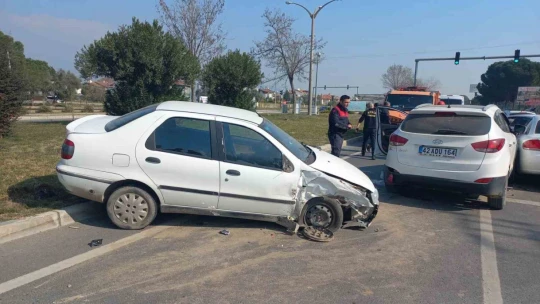 Kırmızı ışıkta bekleyen iki otomobile çarptı: 1 yaralı