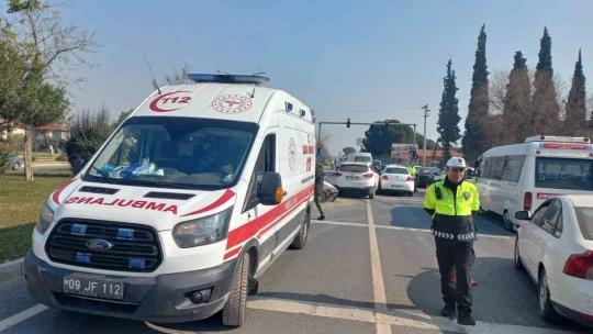 Kırmızı ışıkta bekleyen iki otomobile çarptı: 1 yaralı