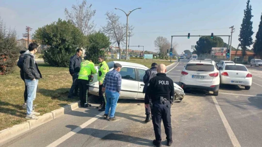Kırmızı ışıkta bekleyen iki otomobile çarptı: 1 yaralı