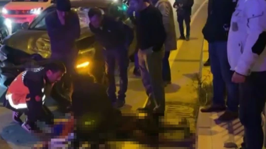 Kırmızı ışıkta durmayan otomobil yaşlı kadına çarptı: 1 ölü