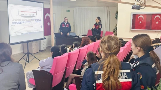 Kız yurdunda kalan öğrencilere Jandarmadan bilgilendirme