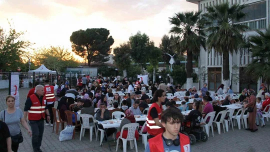 Kızılay Aydın'da iftar yemeği verdi