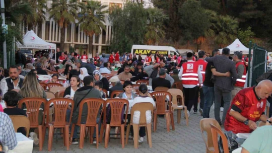 Kızılay Aydın'da iftar yemeği verdi