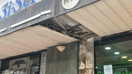 Klima motorunu değiştirirken beton zemine düştü