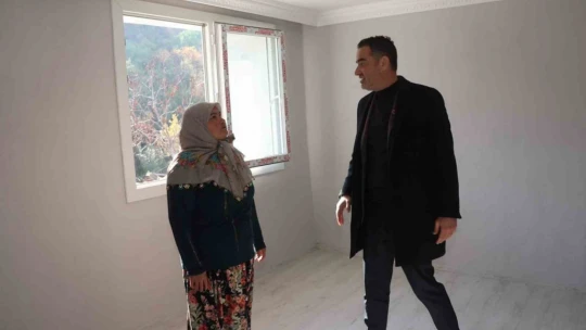 Koçarlı Belediyesi, yanan evi yeniden inşa etti