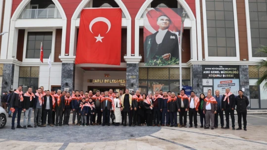 Koçarlı'da develer arenaya indi, şampiyonluk için güreşti