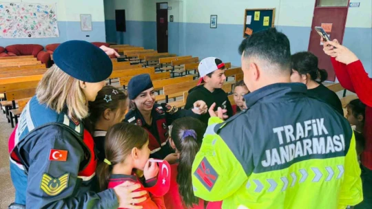 Koçarlı'da jandarma ekipleri öğrencilerle buluştu