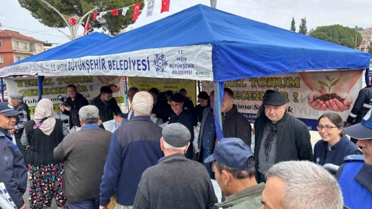 Koçarlı'da vatandaşlar Büyükşehir'in fideleri ile buluştu