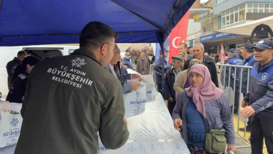 Koçarlı'da vatandaşlar Büyükşehir'in fideleri ile buluştu