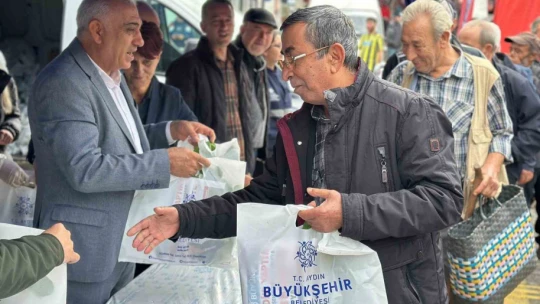 Koçarlı'da vatandaşlar Büyükşehir'in fideleri ile buluştu