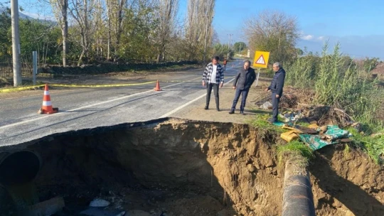 Koçarlı'da yağış sonrası karayolunda çökme meydana geldi