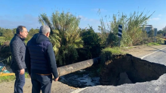 Koçarlı'da yağış sonrası karayolunda çökme meydana geldi