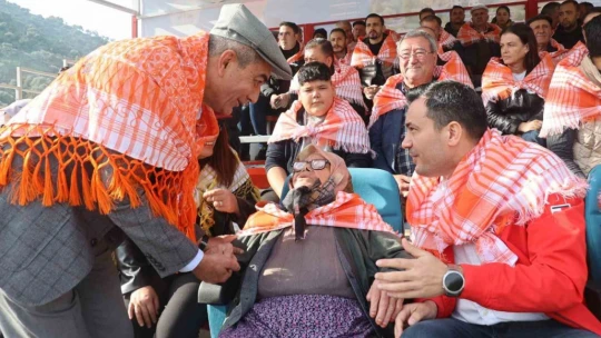 Koçarlı Deve Güreşi'nin onur konuğu 100 yaşındaki Fatma nine oldu