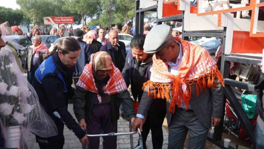 Koçarlı Deve Güreşi'nin onur konuğu 100 yaşındaki Fatma nine oldu