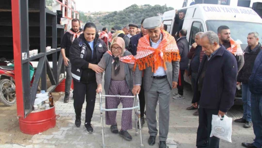 Koçarlı Deve Güreşi'nin onur konuğu 100 yaşındaki Fatma nine oldu