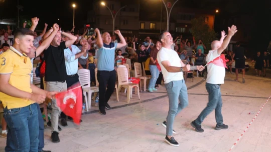 Koçarlılılar çeyrek final heyecanını dev ekranda hep birlikte yaşadı