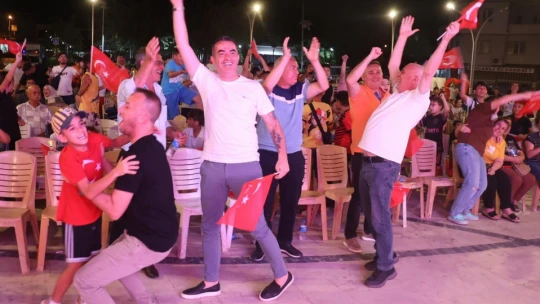Koçarlılılar çeyrek final heyecanını dev ekranda hep birlikte yaşadı