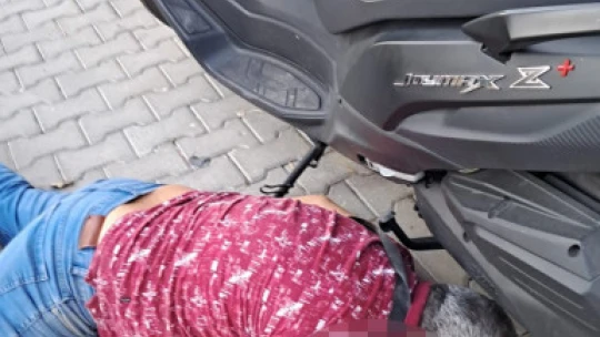 Kontrolden çıkan motosiklet park halindeki araçlara çarptı: 1 yaralı