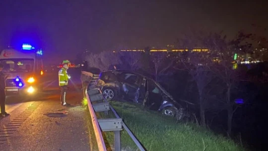 Kontrolden çıkan otomobil bariyerleri aşarak yol kenarına uçtu: 1 yaralı