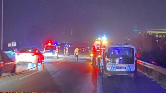 Kontrolden çıkan otomobil bariyerleri aşarak yol kenarına uçtu: 1 yaralı