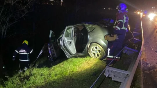 Kontrolden çıkan otomobil bariyerleri aşarak yol kenarına uçtu: 1 yaralı