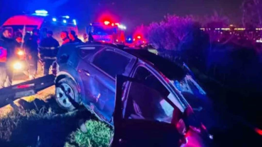 Kontrolden çıkan otomobil bariyerleri aşarak yol kenarına uçtu: 1 yaralı