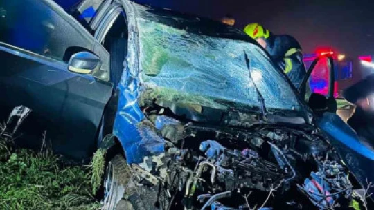 Kontrolden çıkan otomobil bariyerleri aşarak yol kenarına uçtu: 1 yaralı