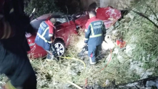 Kontrolden çıkan otomobil, kanala uçtu: 2 yaralı