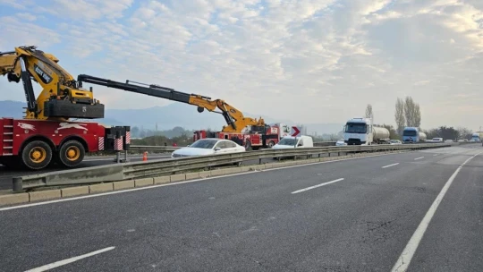 Kontrolden çıkan tır şarampole devrildi