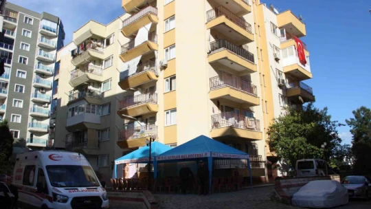 Konya'daki kazada şehit olan Uzman Çavuş Güven'in evine Türk bayrağı asıldı