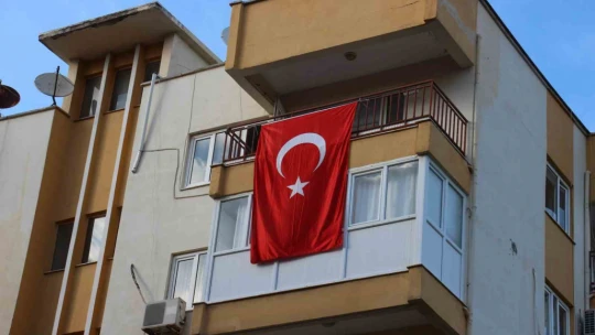 Konya'daki kazada şehit olan Uzman Çavuş Güven'in evine Türk bayrağı asıldı