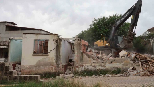 Koruma alanındaki metruk bina yıkıldı