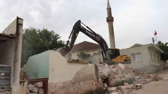 Koruma alanındaki metruk bina yıkıldı