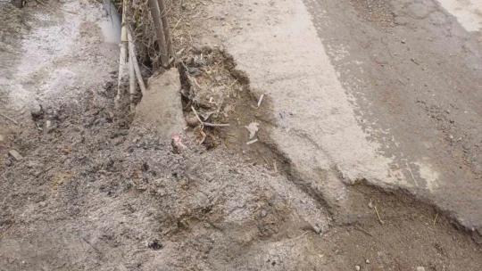 Köşk Başçayır Mahallesi'ndeki köprü tehlike saçıyor