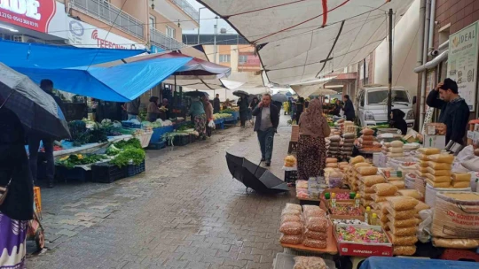 Köşk halkı çamur içinde alışverişten kurtulmak için Belediye Başkanı Güler'e seslendi