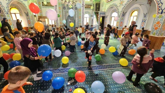 Köşk Müftülüğü camiyi oyun parkına çevirdi, mihrapta imam yerine Hacivat-Karagöz yer aldı
