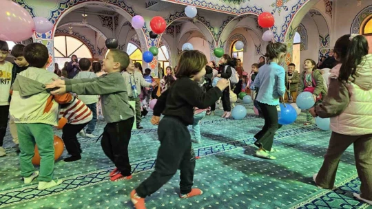 Köşk Müftülüğü camiyi oyun parkına çevirdi, mihrapta imam yerine Hacivat-Karagöz yer aldı
