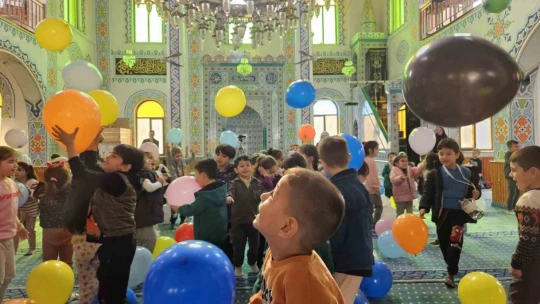 Köşk Müftülüğü camiyi oyun parkına çevirdi, mihrapta imam yerine Hacivat-Karagöz yer aldı