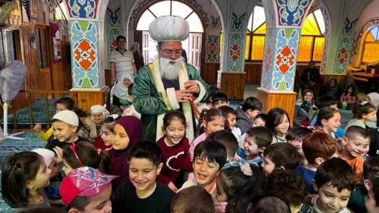 Köşk Müftülüğü camiyi oyun parkına çevirdi, mihrapta imam yerine Hacivat-Karagöz yer aldı