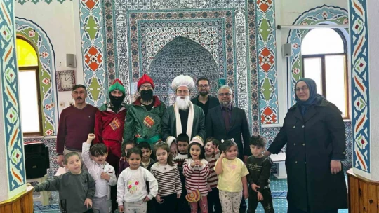 Köşk Müftülüğü camiyi oyun parkına çevirdi, mihrapta imam yerine Hacivat-Karagöz yer aldı