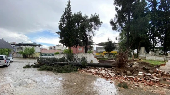 Köşk'te fırtına etkili oldu, bir binanın çatısı uçtu