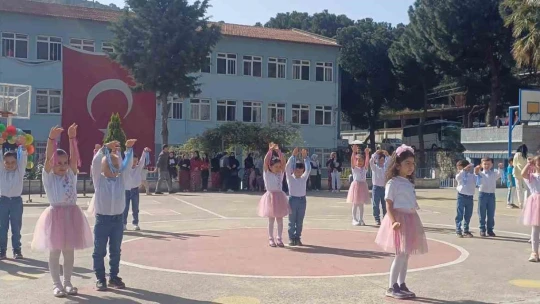 Köşklü öğrencilerin gösterileri ayakta alkışlandı