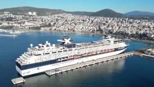 Kruvaziyer gemi arıza yapınca Kuşadası'ndan ayrılamadı