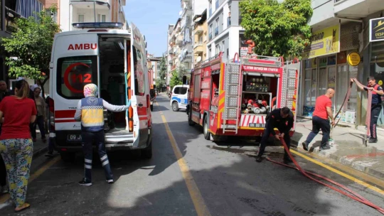 Küçük çocuk çakmakla oynarken evi yaktı