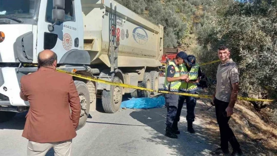 Kum kamyonunun altında kalan anneanne ve torunu hayatını kaybetti