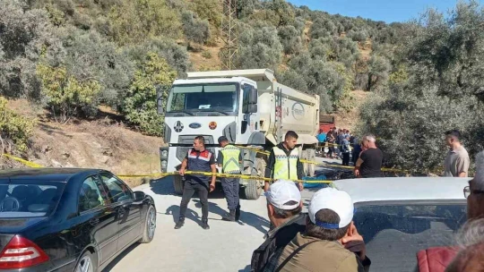 Kum kamyonunun altında kalan anneanne ve torunu hayatını kaybetti