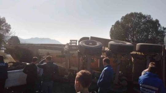 Kum yüklü tırın dorsesi anayola devrildi