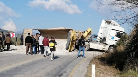 Kum yüklü tırın dorsesi anayola devrildi