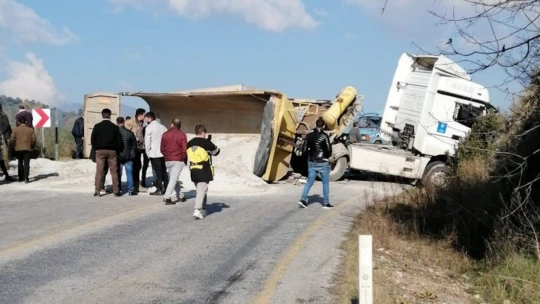 Kum yüklü tırın dorsesi anayola devrildi